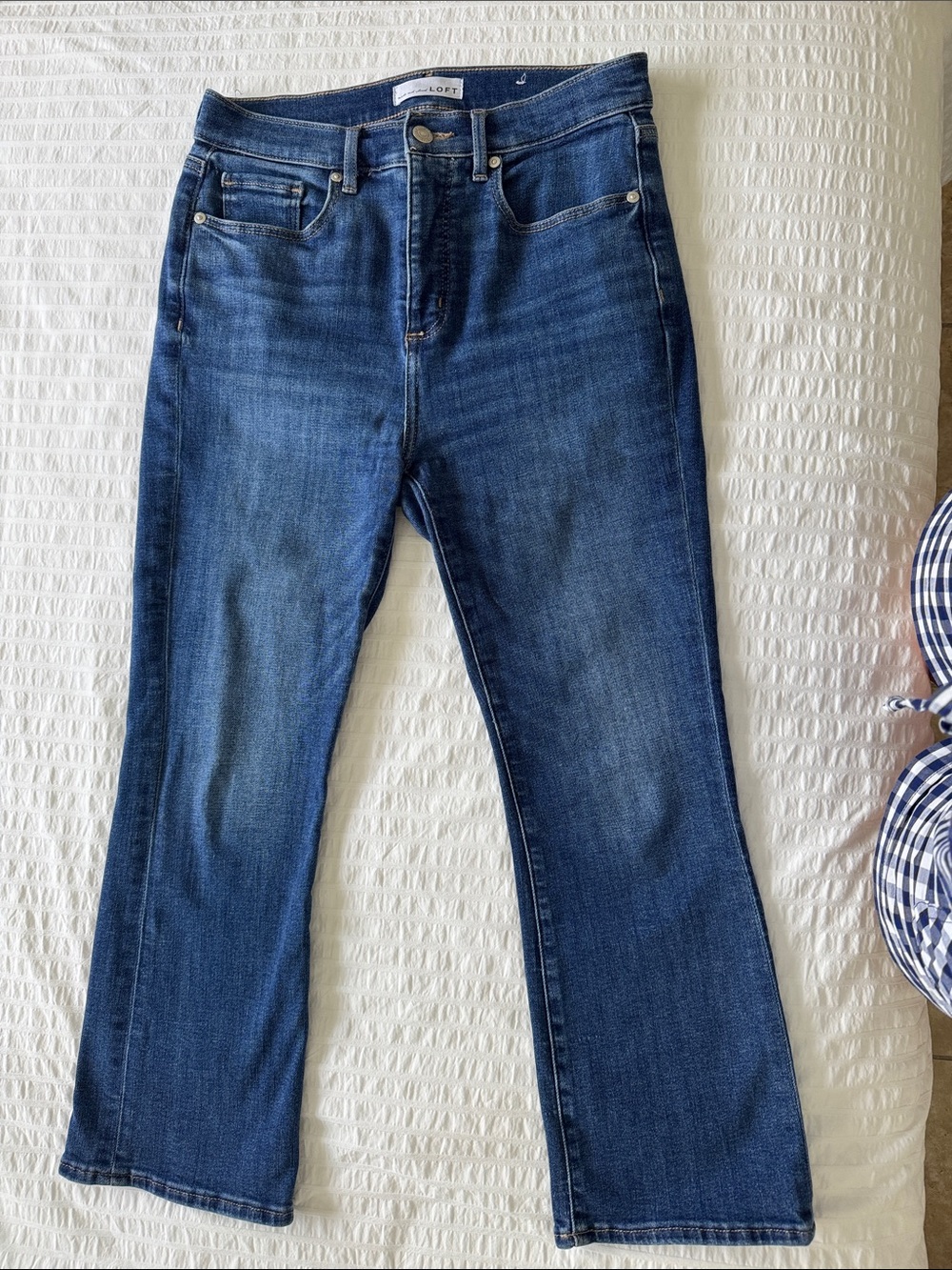 Lift “kick crop” High-Rise Jeans in Medium Blue Wash in size 4P